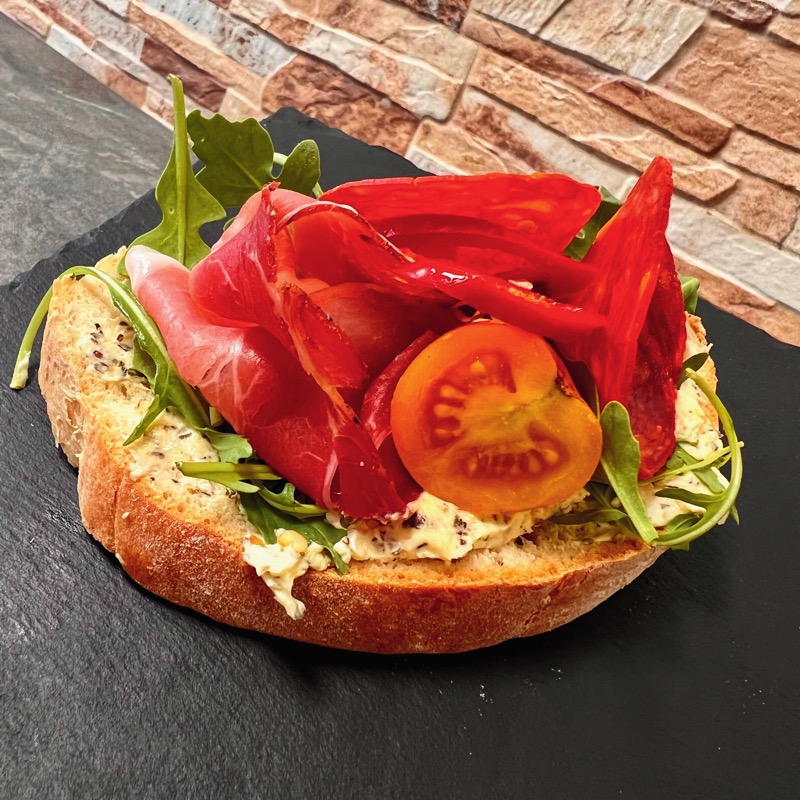 Obložený chlebíček se šunkou od kosti, pečenou paprikou a rajčetem