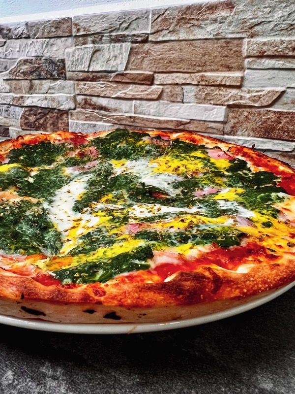 Pizza se špenátem, vejcem a mozzarellou